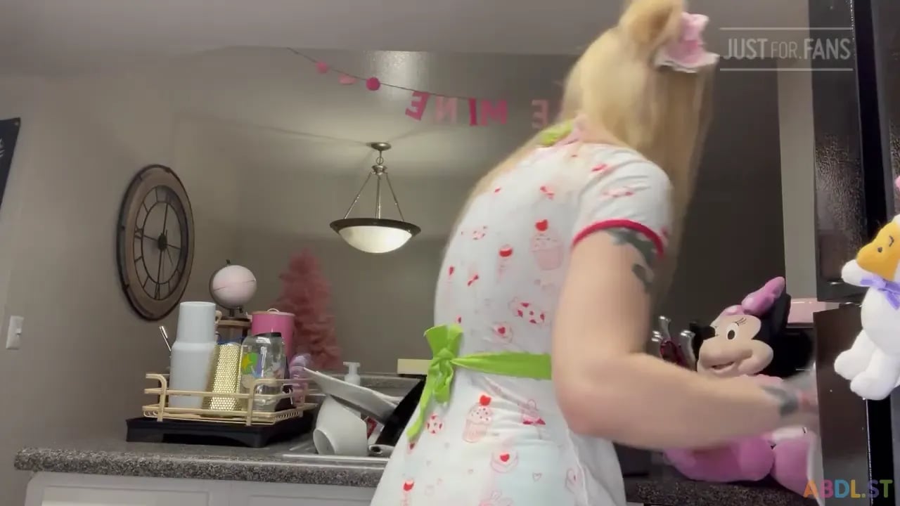 Princess Starry - Diapered Housewife Daily Life.mp4