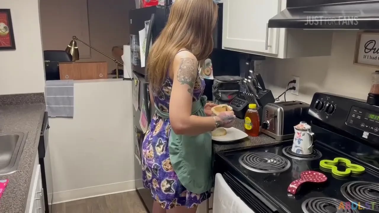 Princess Starry - Diapered Housewife Makes You A Sandwich.mp4