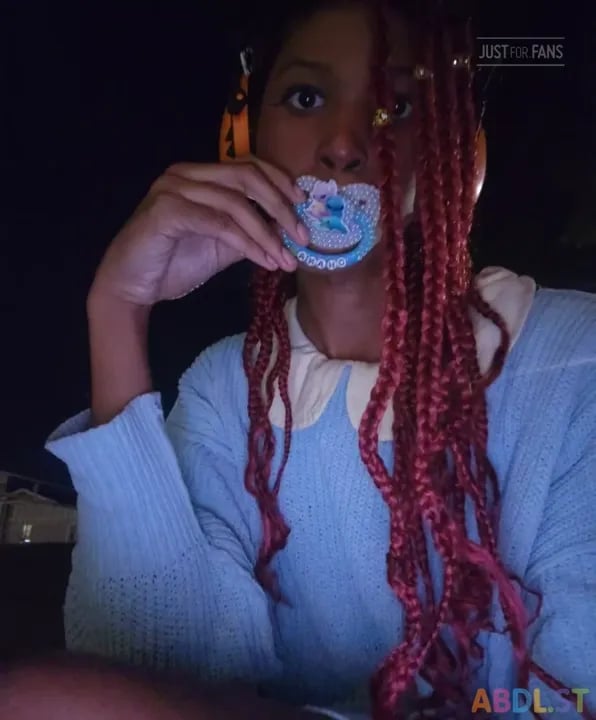 SquishyD0e - A Quickie Of Me Sucking My Paci Outside