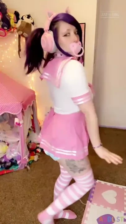 Succubunnie - Crinkling Diaper Play To Music