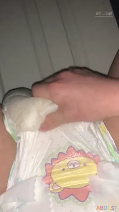 Littlediaperidol - Messy Lion Print Diaper Show-off