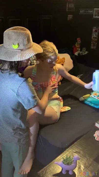 Littlediaperidol - Wet Diaper Change Interruption