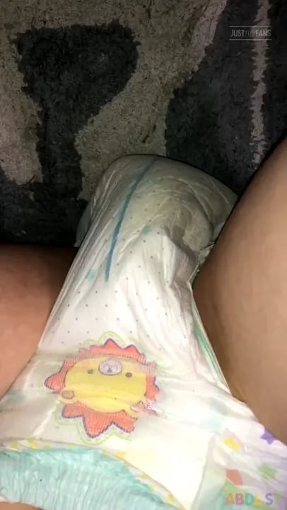 Littlediaperidol - Heavy Saggy Lion Print Diaper Close Up