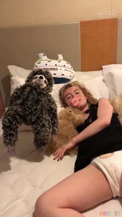Littlediaperidol - Cranky Baby Girl's Diaper Dance