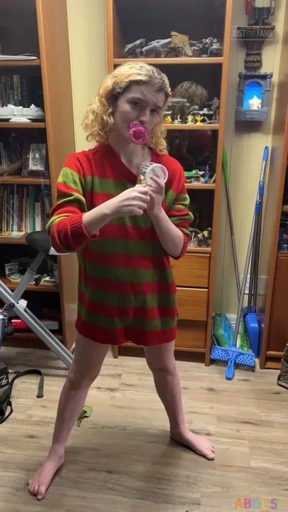 Littlediaperidol - Making Dada a Snack and Diaper Check
