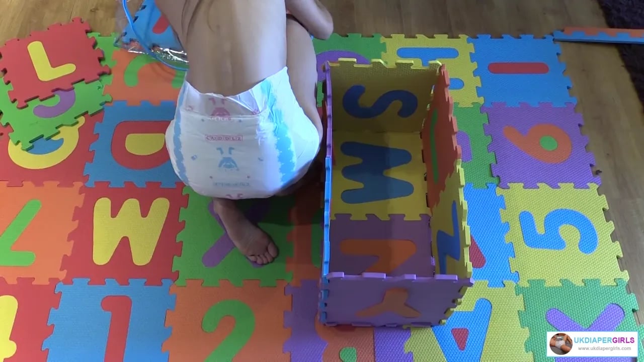 UK Diaper Girls - Chloe 70.mp4