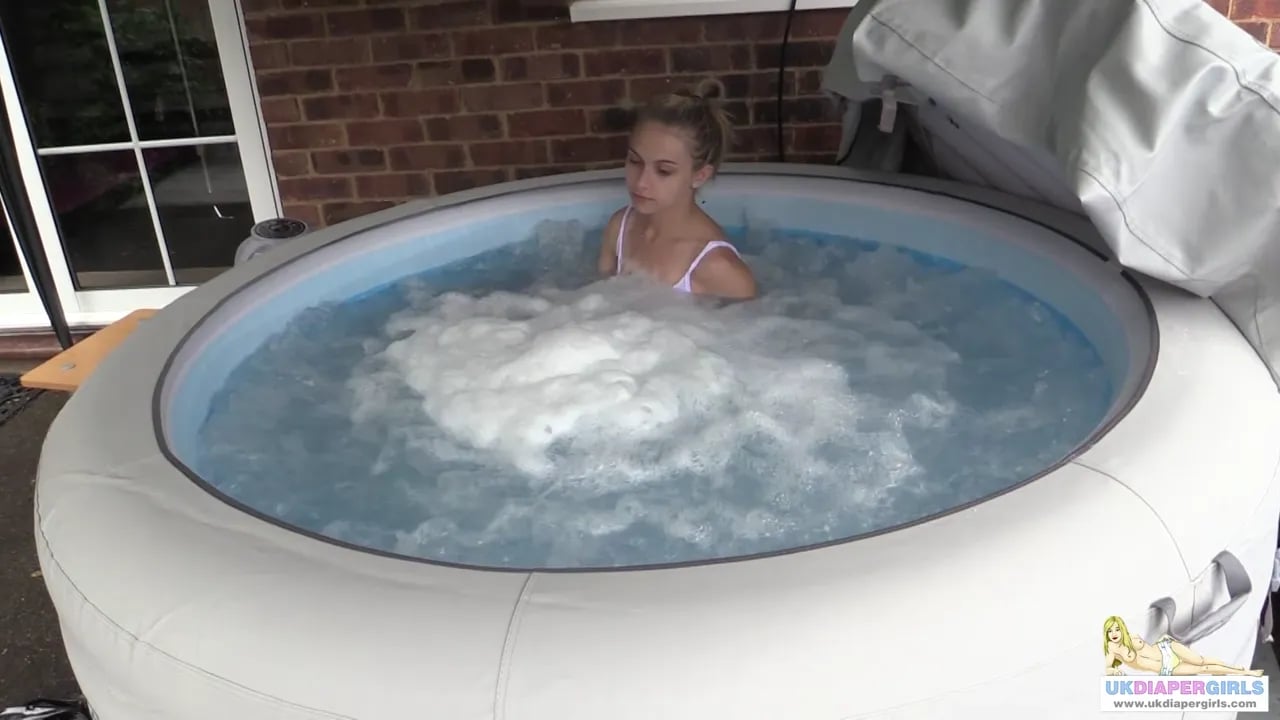 UK Diaper Girls - Chloe 122.mp4