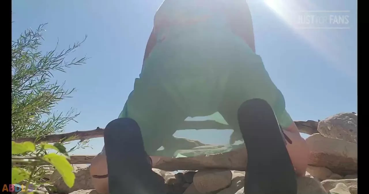 Anabelleleakygirl - Leaky Pull-Up At The Beach.mp4