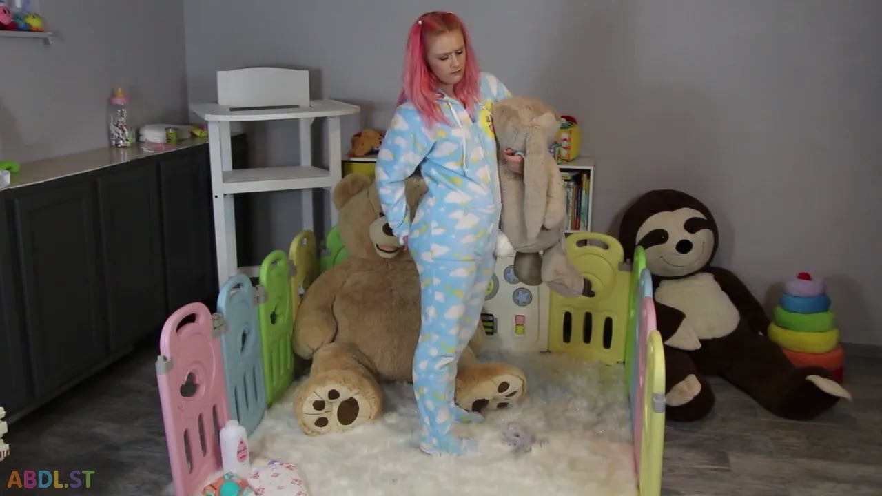 Baby Chloe - Chloe Pees Into Her Open Diaper.mov