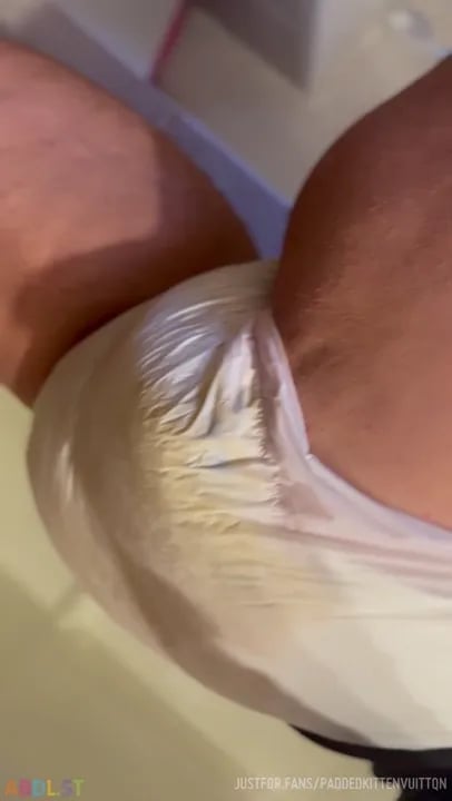 PaddedkittenVuittQn - Adorable Messy Baby.mp4