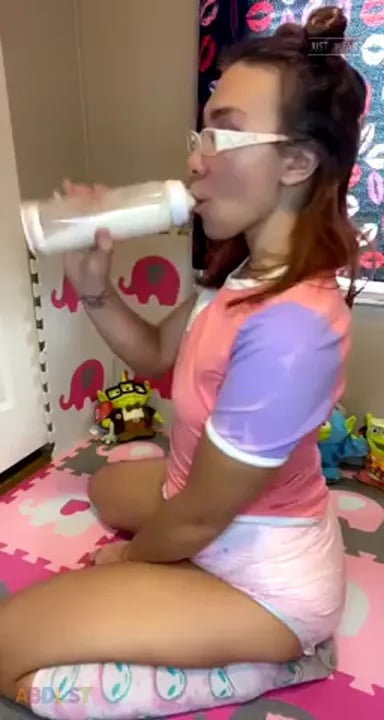 PaddedkittenVuittQn - Baby Drinking Her Milks.mp4