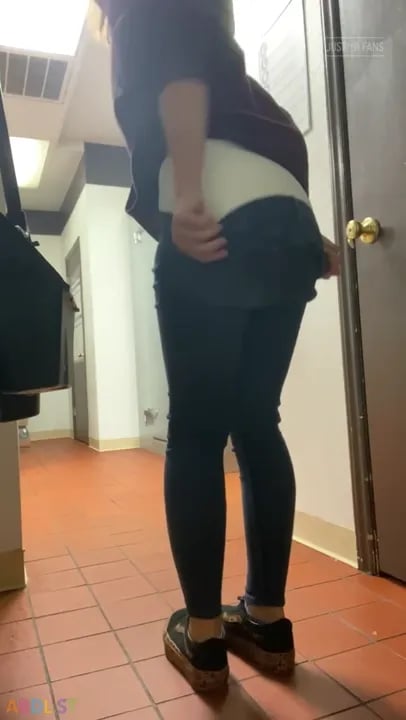 PaddedkittenVuittQn - Diaper Girl Trying To Pee At Work.mp4