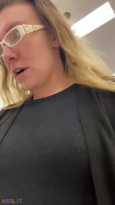 PaddedkittenVuittQn - Doing A Little Shopping And Pee.mp4