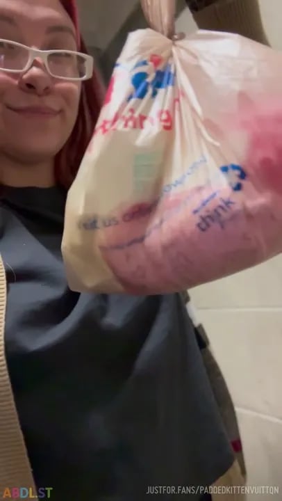 PaddedkittenVuittQn - Had To Throw My Stinky Pull Up Away.mp4