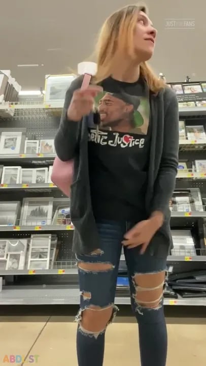 PaddedkittenVuittQn - I Had To Pee So Bad And Let It Out.mp4