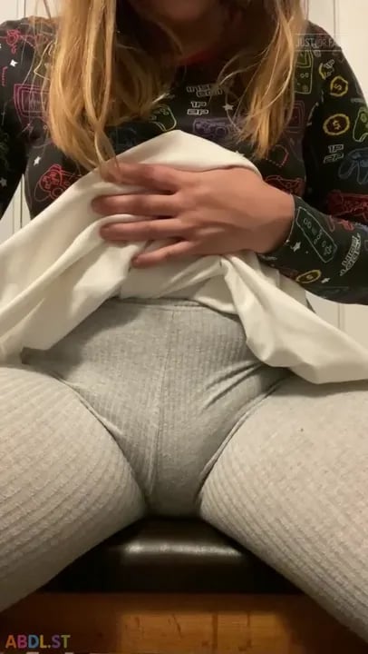 PaddedkittenVuittQn - Peeing And Leaked On Chair.mp4