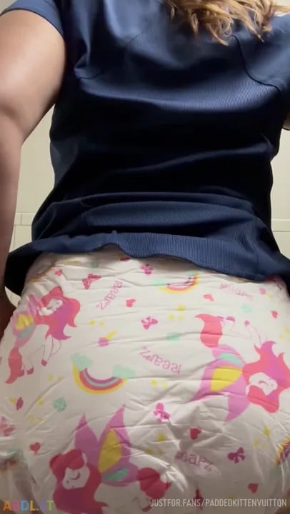 PaddedkittenVuittQn - Peeing And Admiring My Diaper Butt.mp4