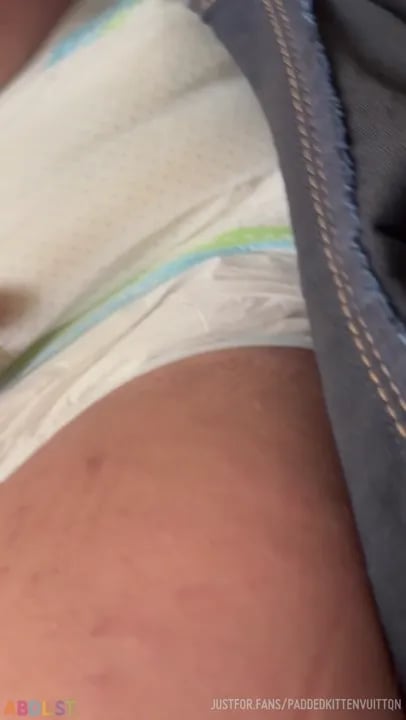 PaddedkittenVuittQn - Peeing In My Diaper Again.mp4