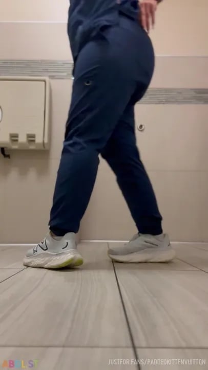 PaddedkittenVuittQn - Peeing My Diaper One Last Time.mp4