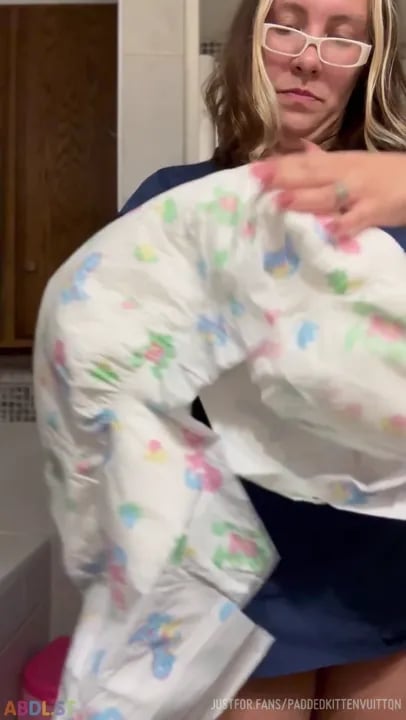 PaddedkittenVuittQn - Putting A Diaper On