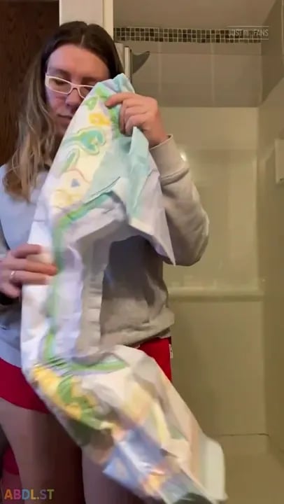 PaddedkittenVuittQn - Putting A Fresh Diaper On