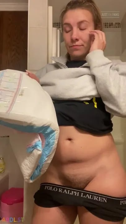 PaddedkittenVuittQn - Putting My Bed Time Diaper On