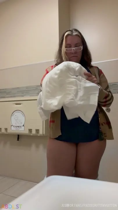 PaddedkittenVuittQn - Putting My Diaper On At Work
