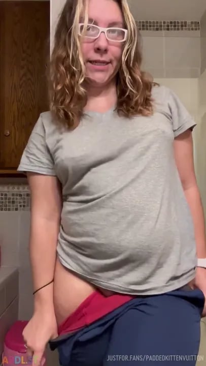 PaddedkittenVuittQn - Putting On A Diaper To Go