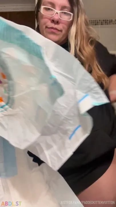 PaddedkittenVuittQn - Putting On My Nighttime Diaper