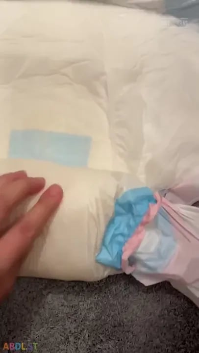 PaddedkittenVuittQn - Rolling Up My Wet Diaper.mp4