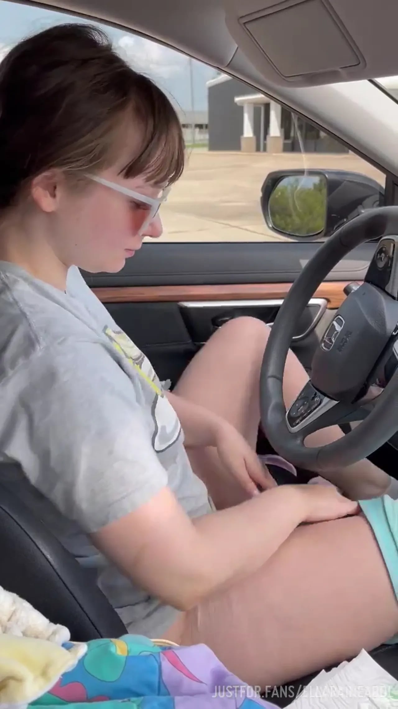 Ella Raine - Front seat diaper change cause I'm a pro.mp4