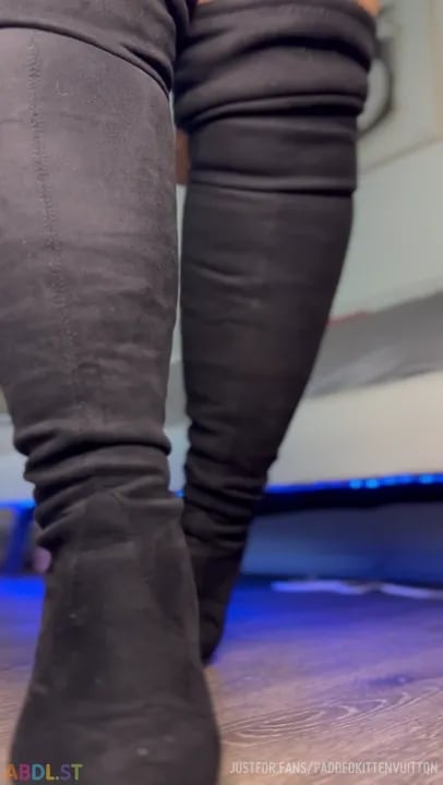 PaddedkittenVuittQn - Walking With Heels Sound