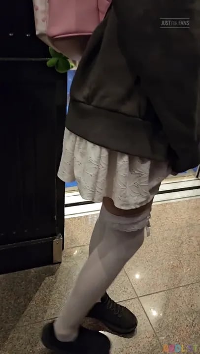 Playpentot - Diaper Flash Before Elevator Ride