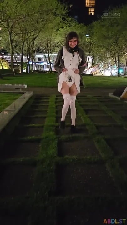 Playpentot - Naughty Belle Flashes Diaper Publicly.mp4