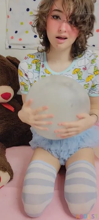 Playpentot - Padded Booty Bouncing On Balloons