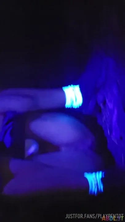 Playpentot - Pee Glows Under UV Light.mp4