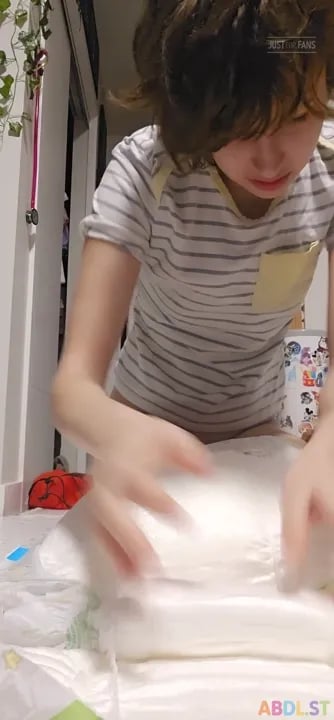Playpentot - Quick Diaper Pee Before Daddy Catches Me.mp4