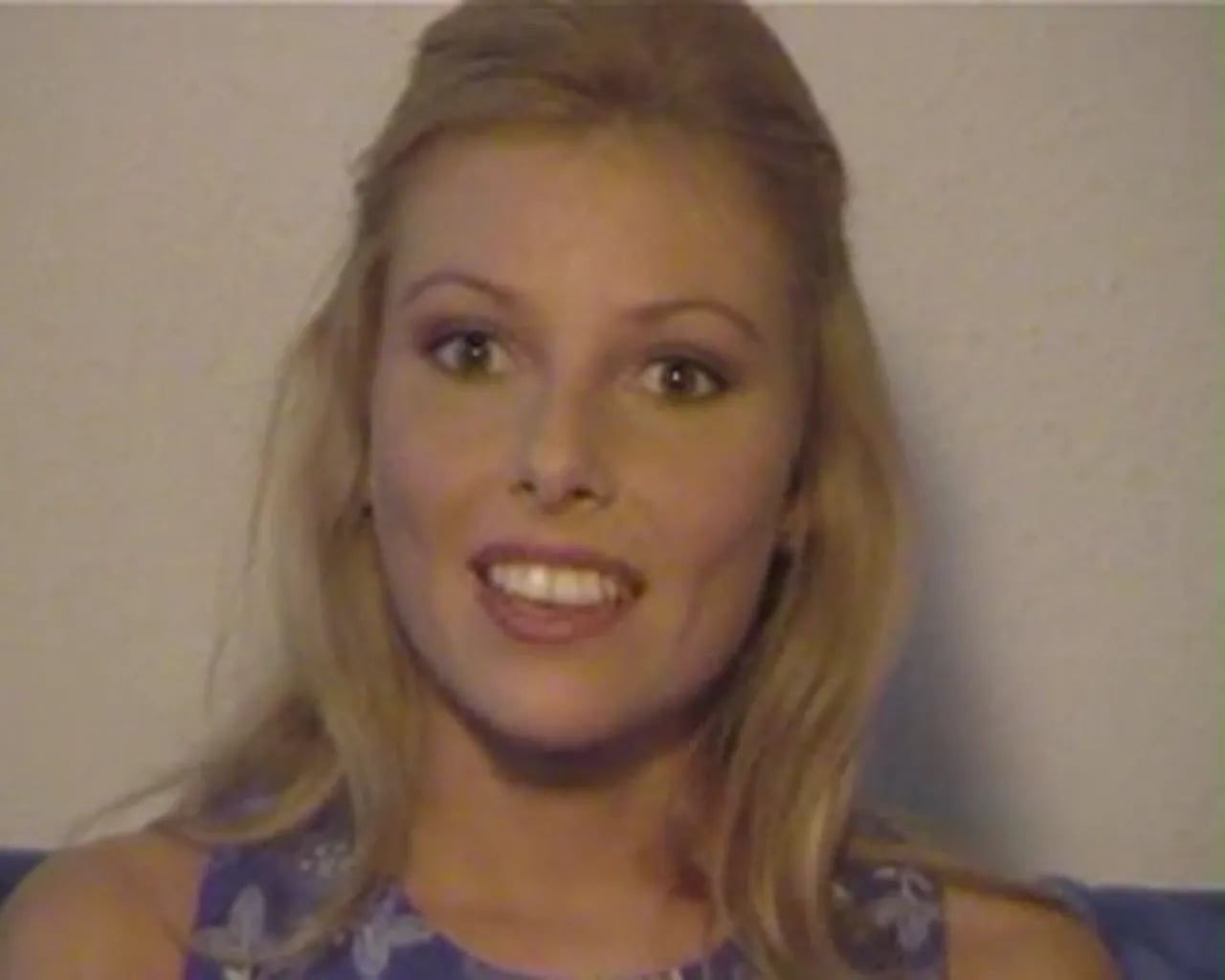 dg21 - Police officer Chloe relieves herself.mp4