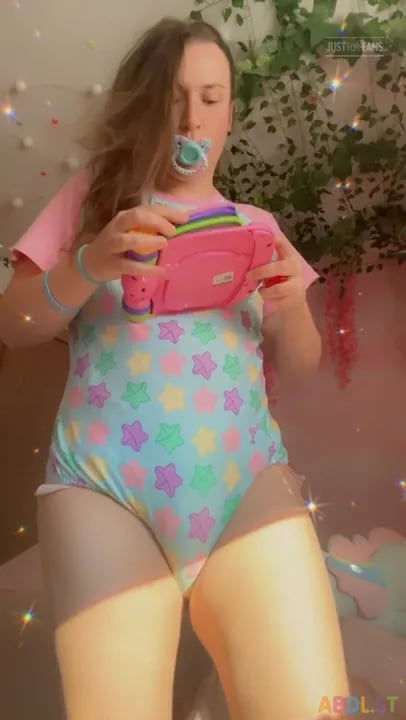 Pulluppoofs - Messy Diaper Playtime With Baby Book.mp4